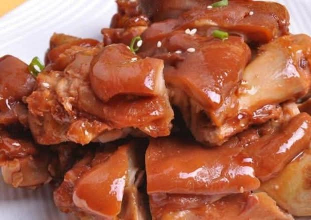 Braised Pig Feet (醬豬蹄)